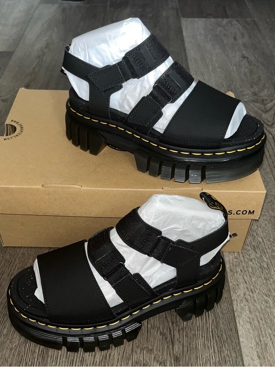 NWT Dr. Martens Ricki Leather 3-Strap Platform Sandals Size 7 - Picture 2 of 8
